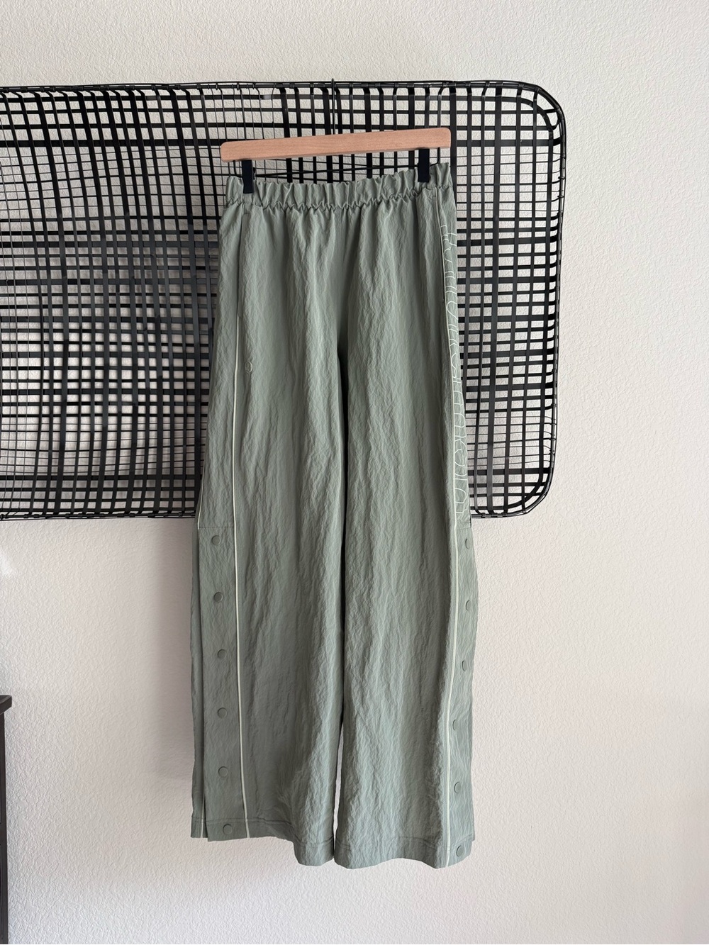 Lululemon Crinkle Nylon Mid-Rise Track Pant
Wordmark - Picture 2 of 9